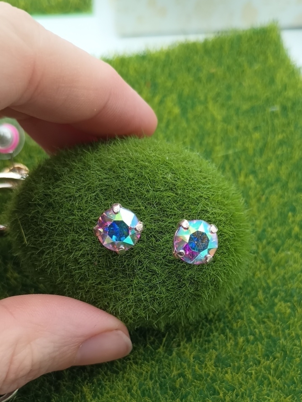 Aurora Crystal Stud Earrings - Iridescent Pink-Blue E405